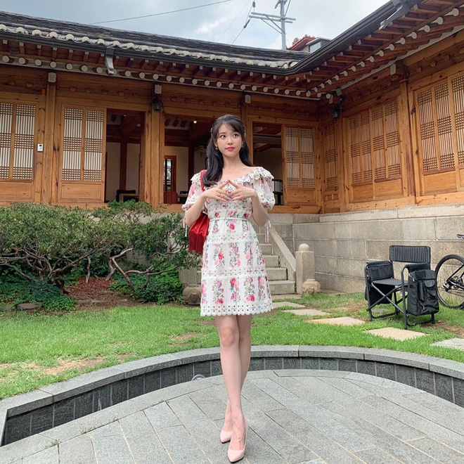 Idol Hàn cool ngầu mấy cũng mê mệt váy hoa: Người diện kiểu bánh bèo vẫn khí chất, người lại thắm khỏi bàn - Hình 9