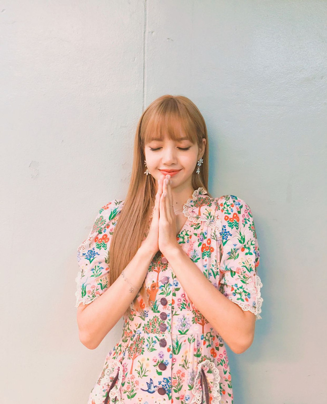 Idol Hàn cool ngầu mấy cũng mê mệt váy hoa: Người diện kiểu bánh bèo vẫn khí chất, người lại thắm khỏi bàn - Hình 2