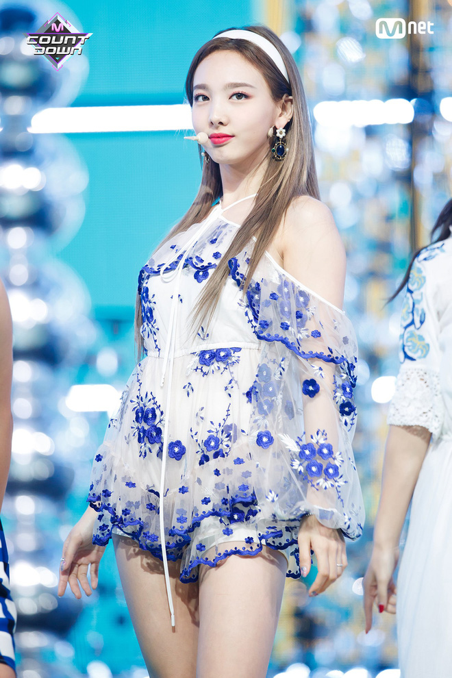 Idol Hàn cool ngầu mấy cũng mê mệt váy hoa: Người diện kiểu bánh bèo vẫn khí chất, người lại thắm khỏi bàn - Hình 16