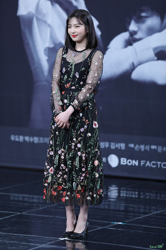 Idol Hàn cool ngầu mấy cũng mê mệt váy hoa: Người diện kiểu bánh bèo vẫn khí chất, người lại thắm khỏi bàn - Hình 13