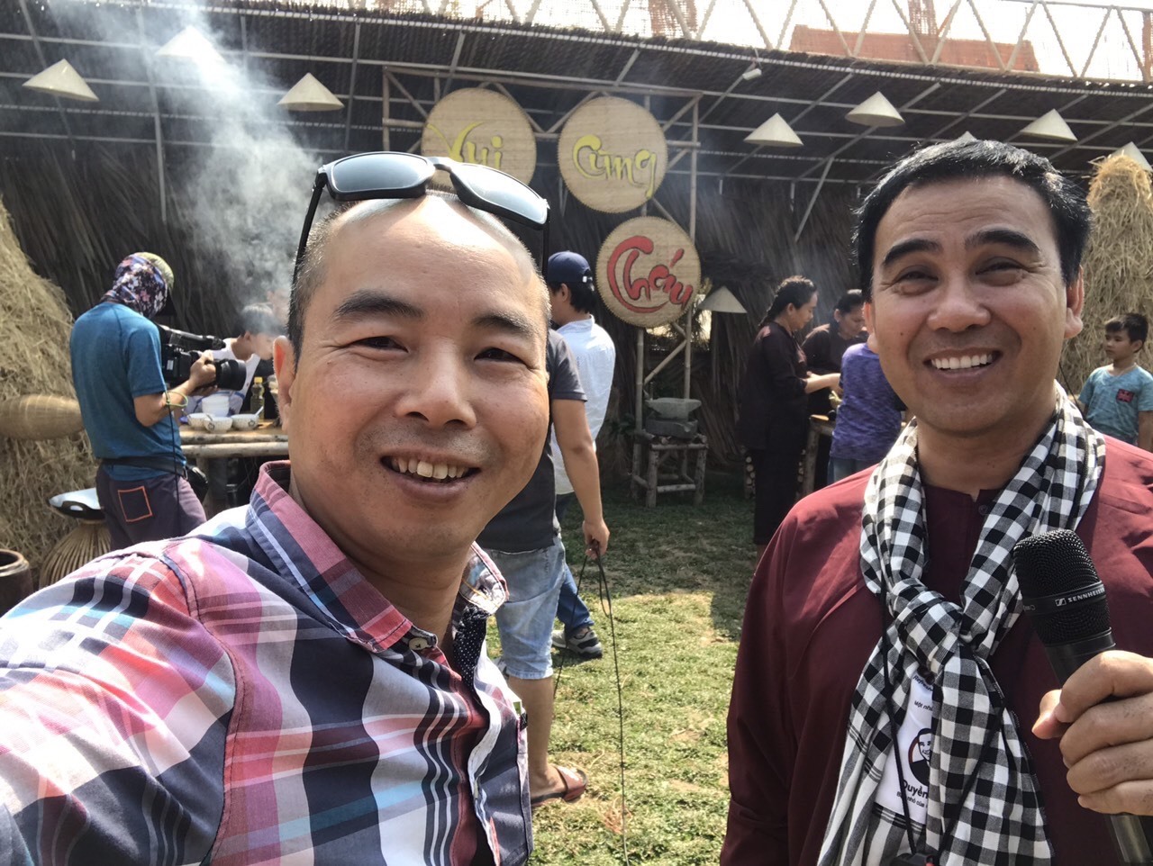 MC Quyền Linh đi dép tổ ong dẫn show thực tế mới - Hình 3