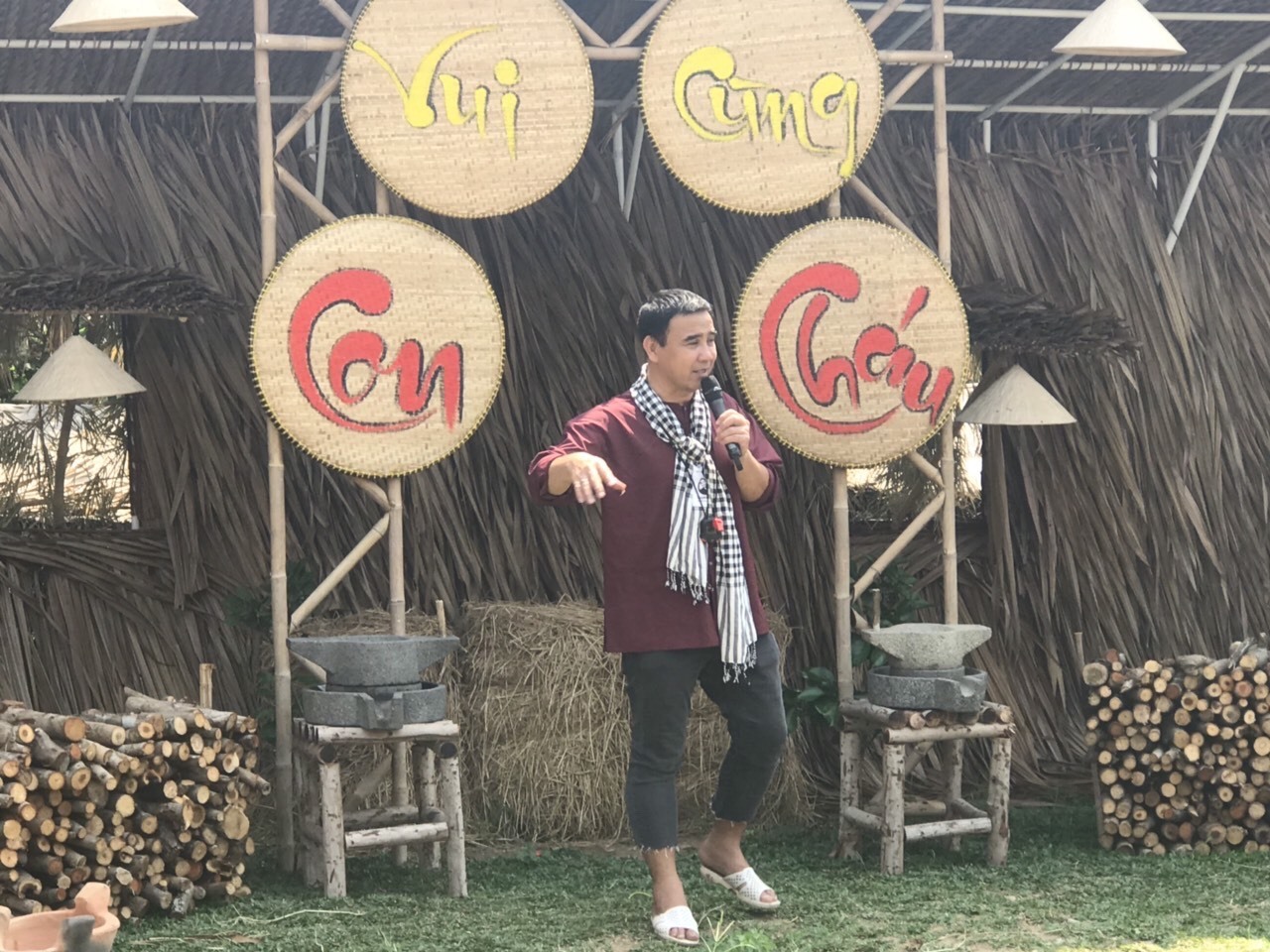 MC Quyền Linh đi dép tổ ong dẫn show thực tế mới - Hình 1