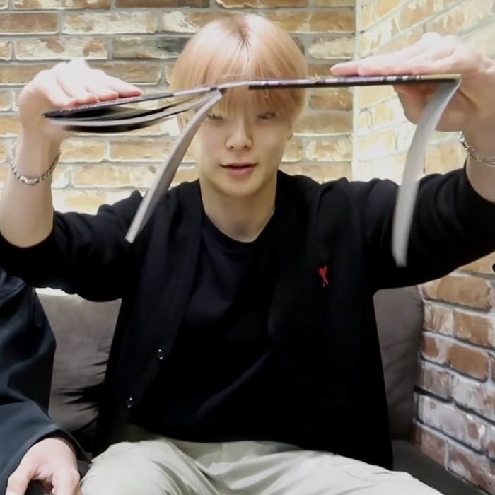 Ngã ngửa trước cách NCT 127 hành hạ album của chính mình: Hết lấy card chơi đập thẻ đến cắt luôn ảnh của chính mình làm...ốp điện thoại - Hình 7