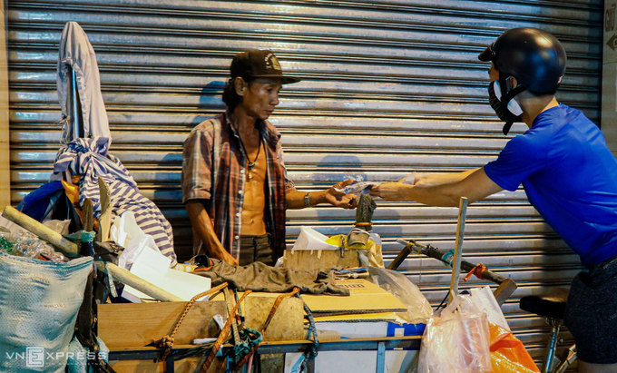 Người Sài Gòn phát cơm, khẩu trang miễn phí - Hình 7