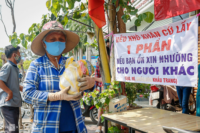 Người Sài Gòn phát cơm, khẩu trang miễn phí - Hình 5
