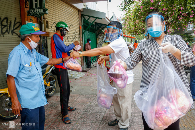 Người Sài Gòn phát cơm, khẩu trang miễn phí - Hình 1