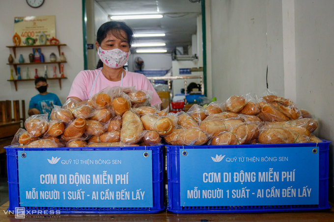 Người Sài Gòn phát cơm, khẩu trang miễn phí - Hình 3