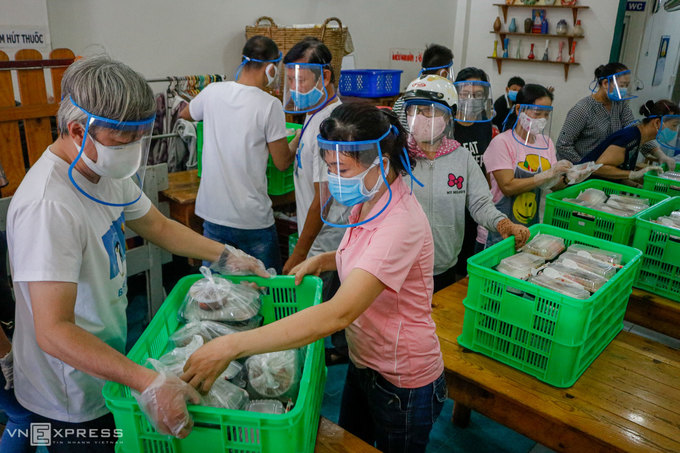 Người Sài Gòn phát cơm, khẩu trang miễn phí - Hình 2