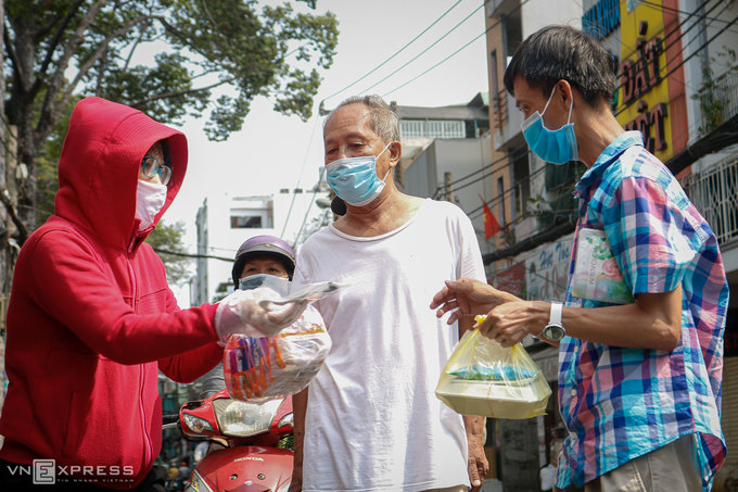 Người Sài Gòn phát cơm, khẩu trang miễn phí - Hình 6