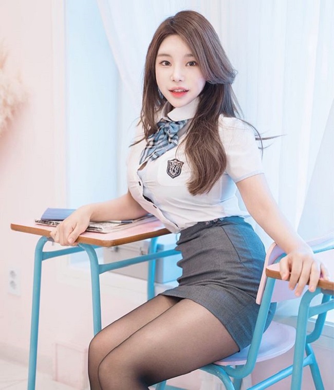Nữ công sở hot nhất Hàn Quốc chăm mặc mốt bung cúc dễ gây mất tập trung - Hình 7