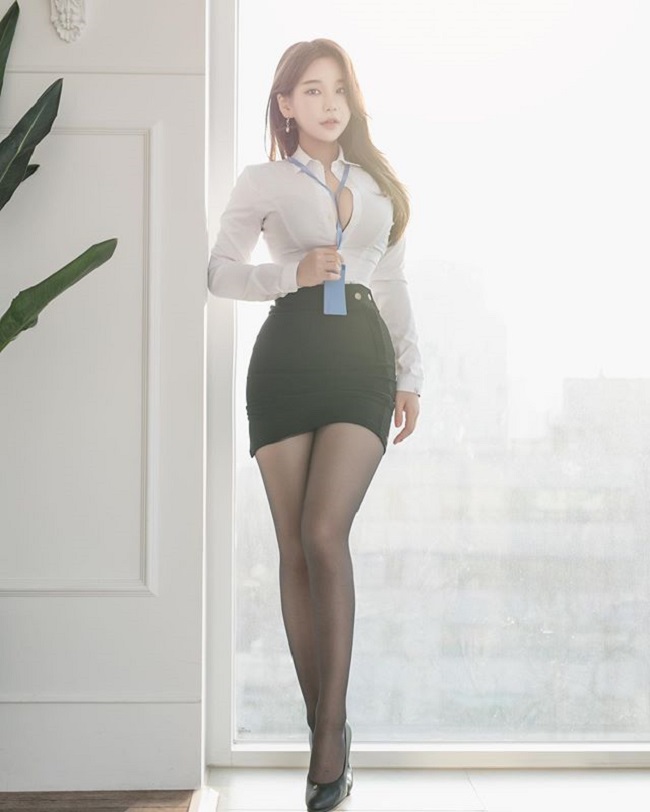 Nữ công sở hot nhất Hàn Quốc chăm mặc mốt bung cúc dễ gây mất tập trung - Hình 4