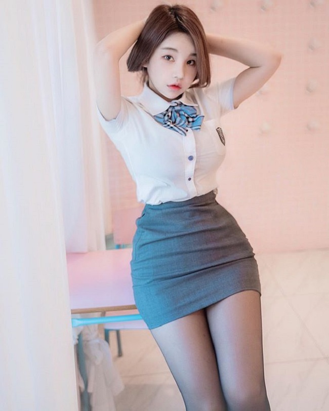 Nữ công sở hot nhất Hàn Quốc chăm mặc mốt bung cúc dễ gây mất tập trung - Hình 6