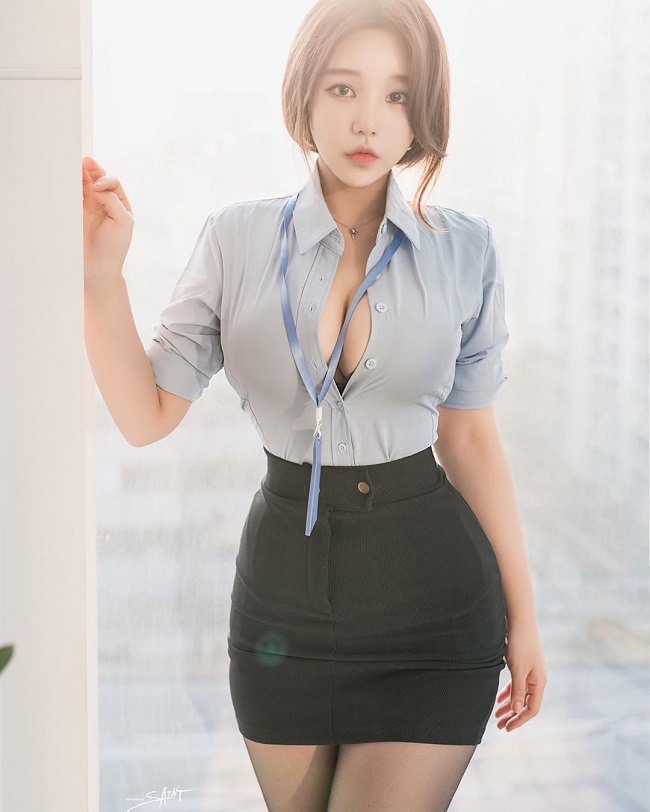 Nữ công sở hot nhất Hàn Quốc chăm mặc mốt bung cúc dễ gây mất tập trung - Hình 1
