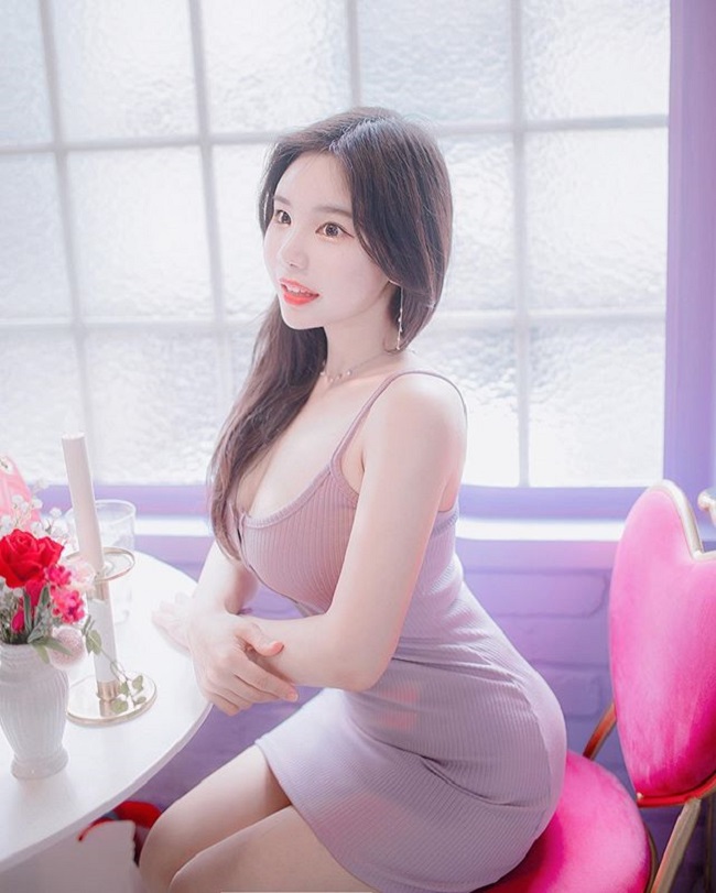 Nữ công sở hot nhất Hàn Quốc chăm mặc mốt bung cúc dễ gây mất tập trung - Hình 18