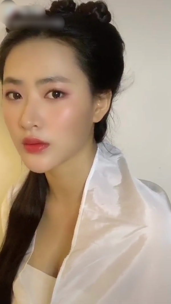 Nữ diễn viên trẻ của Việt Nam gây bất ngờ khi giống hệt Lưu Diệc Phi - Hình 2