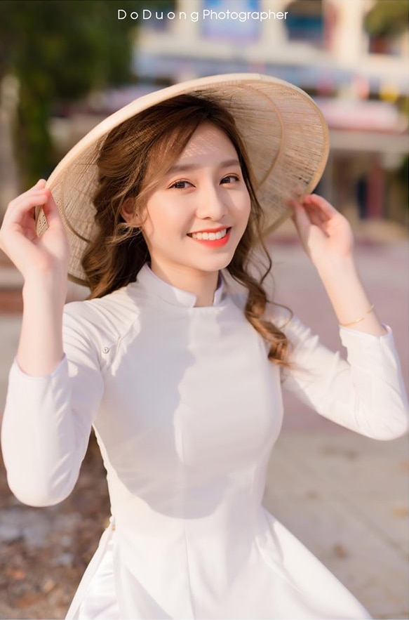 Nữ sinh ĐH Kinh tế TP.HCM duyên dáng trong tà áo dài, câu chuyện phía sau bộ ảnh khiến nhiều người xúc động - Hình 1