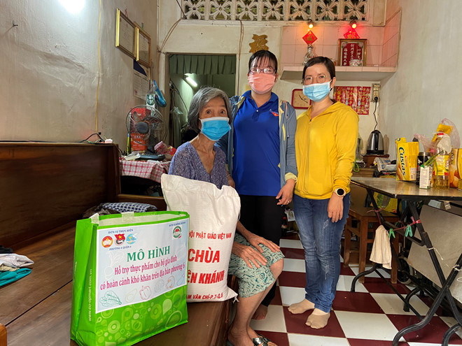 Phát cơm, khẩu trang, nước rửa tay... cho người nghèo trong những ngày cách ly xã hội - Hình 4