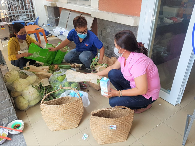 Phát cơm, khẩu trang, nước rửa tay... cho người nghèo trong những ngày cách ly xã hội - Hình 1