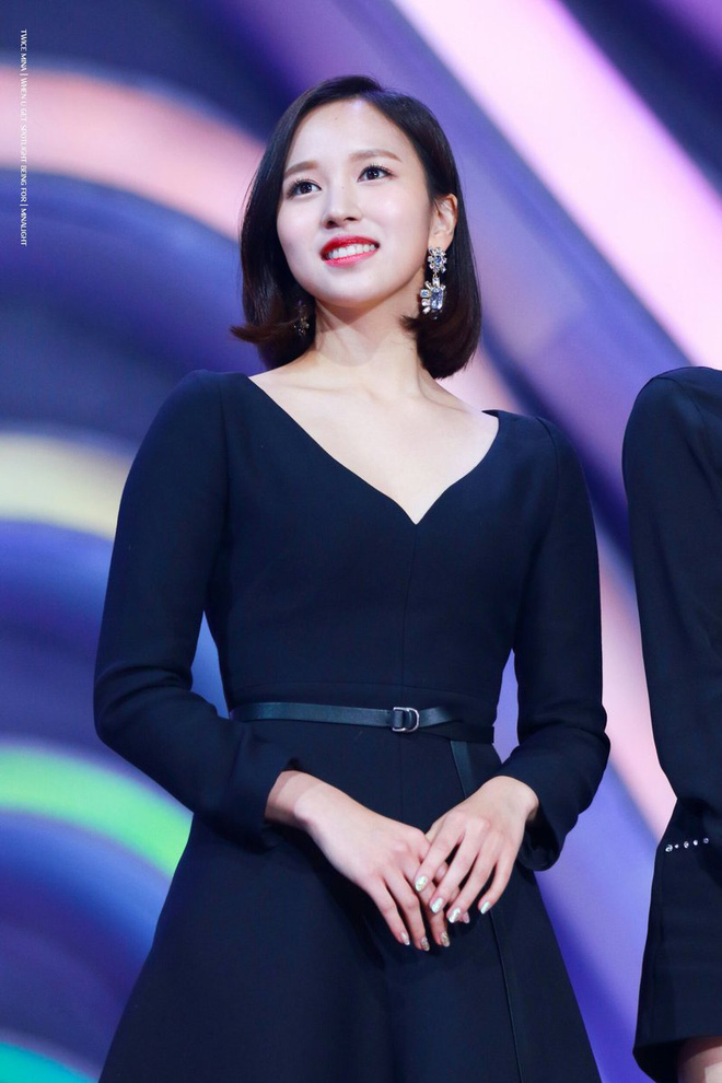 Phía sau 2 mỹ nhân an tĩnh là 1 trai đẹp đang... mất bình tĩnh: Mina và Jihyo (TWICE) bị V (BTS) giật spotlight trắng trợn nhờ sự diễn sâu - Hình 3