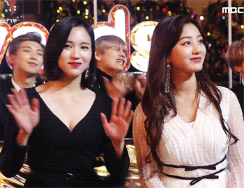 Phía sau 2 mỹ nhân an tĩnh là 1 trai đẹp đang... mất bình tĩnh: Mina và Jihyo (TWICE) bị V (BTS) giật spotlight trắng trợn nhờ sự diễn sâu - Hình 7