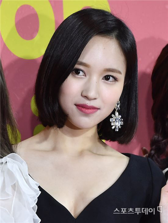 Phía sau 2 mỹ nhân an tĩnh là 1 trai đẹp đang... mất bình tĩnh: Mina và Jihyo (TWICE) bị V (BTS) giật spotlight trắng trợn nhờ sự diễn sâu - Hình 2