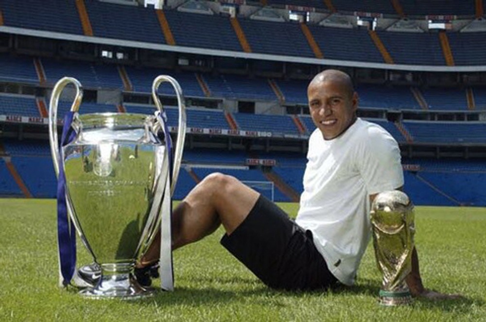 Ronaldo béo gạt CR7 khỏi đội hình hay nhất lịch sử - Hình 3