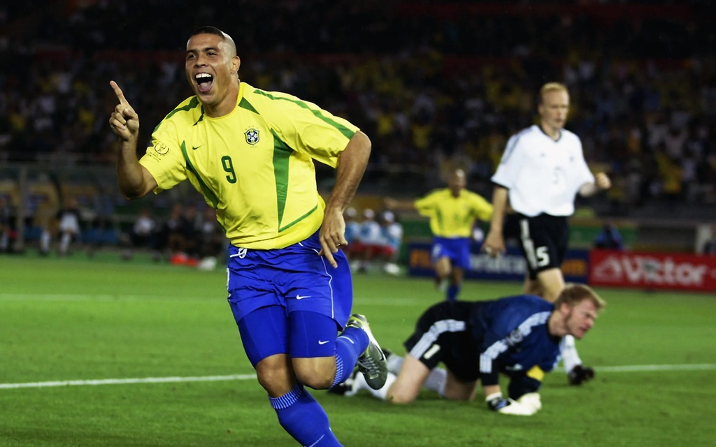 Ronaldo béo gạt CR7 khỏi đội hình hay nhất lịch sử - Hình 11