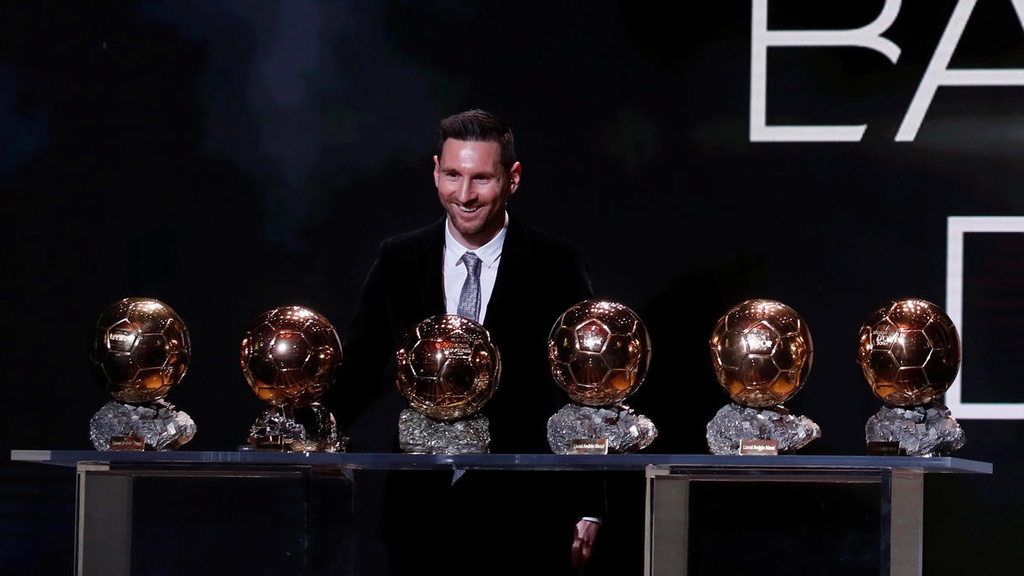 Ronaldo béo gạt CR7 khỏi đội hình hay nhất lịch sử - Hình 8