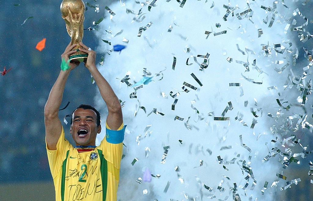 Ronaldo béo gạt CR7 khỏi đội hình hay nhất lịch sử - Hình 2