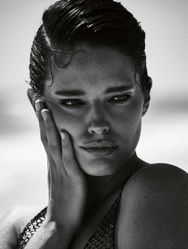 Siêu mẫu 9x Emily DiDonato thả dáng đẹp đến nín thở trên biển - Hình 11