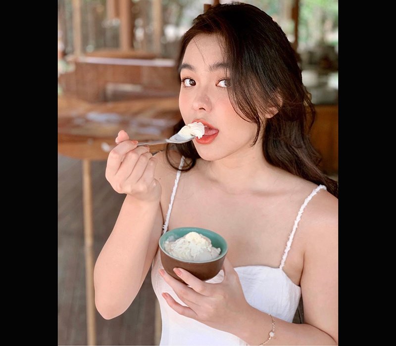 Vô tình bị chụp lén khi ăn kem, cô nàng trở thành hiện tượng nhan sắc giới hot girl Việt - Hình 2