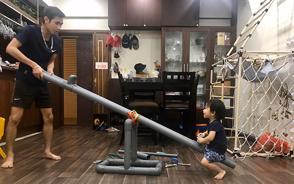 Vô vàn những cách các ông bố bà mẹ sáng tạo không gian chơi cho con trong mùa dịch - Hình 1
