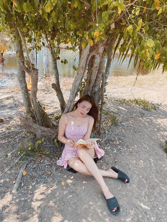 Khánh My, hoa hậu sở hữu 10.000 mét đất hớ hênh vì váy quá ngắn - Hình 8