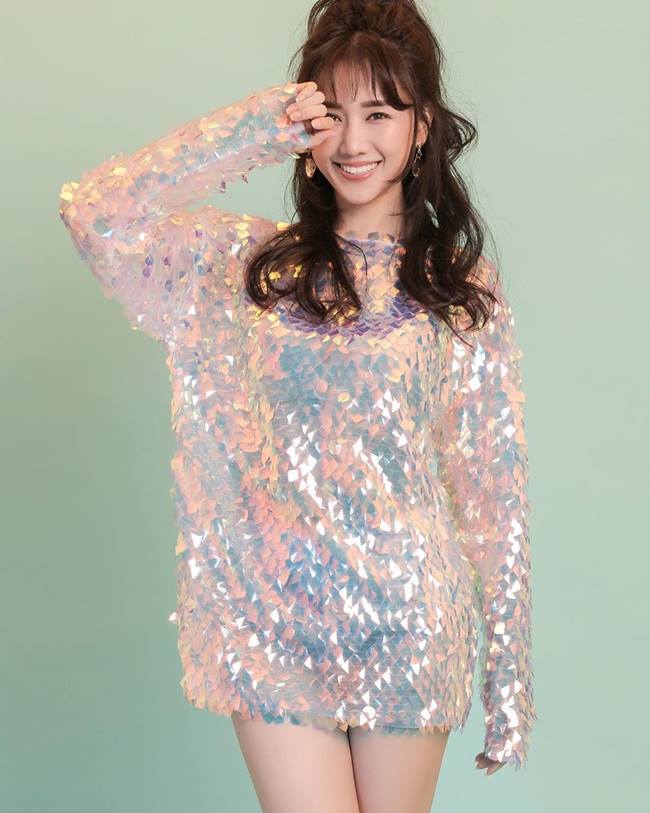 Khánh My, hoa hậu sở hữu 10.000 mét đất hớ hênh vì váy quá ngắn - Hình 10