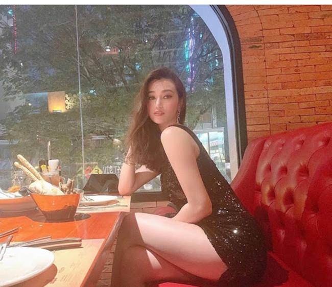 Khánh My, hoa hậu sở hữu 10.000 mét đất hớ hênh vì váy quá ngắn - Hình 2