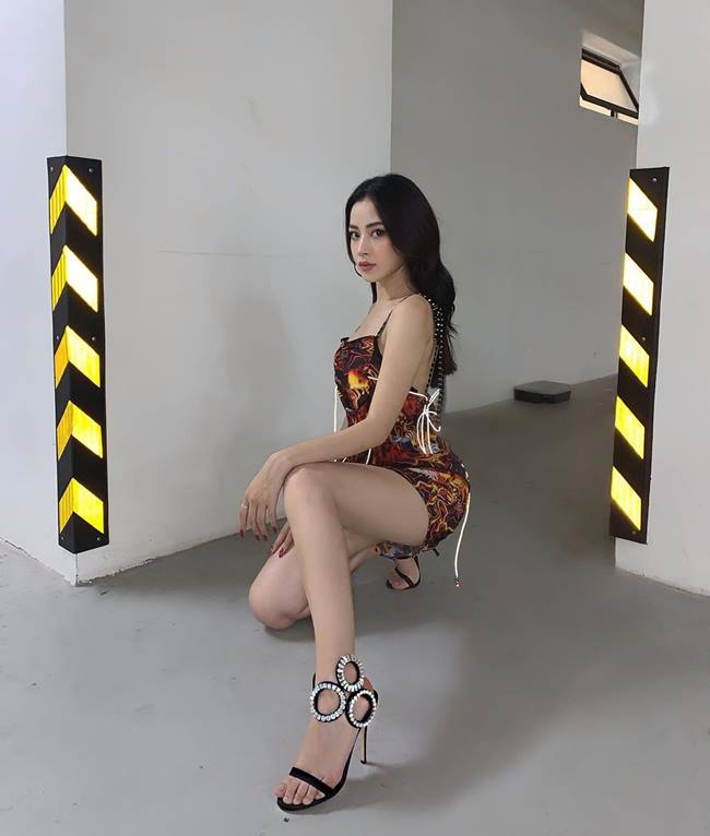 Khánh My, hoa hậu sở hữu 10.000 mét đất hớ hênh vì váy quá ngắn - Hình 18