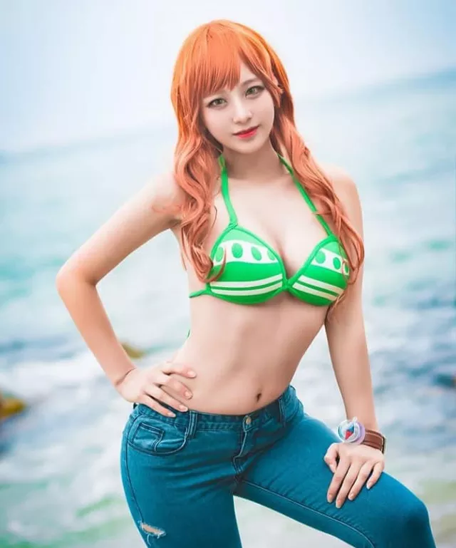 Cosplay Nami - một trong những nhân vật nữ quyến rũ trong manga One Piece. Chiêm ngưỡng hình ảnh cosplay này, bạn sẽ được chứng kiến vẻ đẹp huyền bí, dịu dàng và quyến rũ của Nami được tái hiện một cách chân thật và đầy tình yêu.