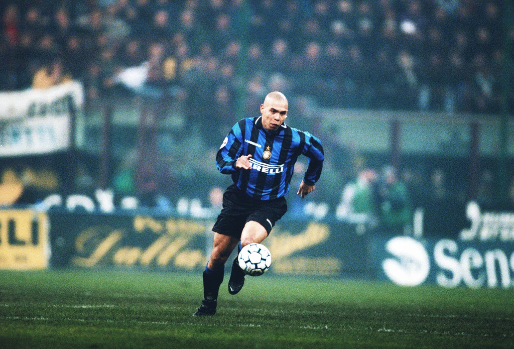 Inter Milan: Là một trong những đội bóng lớn nhất tại Ý và châu Âu, Inter Milan có lịch sử lâu đời với nhiều chiến tích đáng kinh ngạc. Tại đây, bạn sẽ được chiêm ngưỡng những hình ảnh đầy cảm xúc về màu áo xanh đen và các huyền thoại trong lịch sử của Inter Milan.