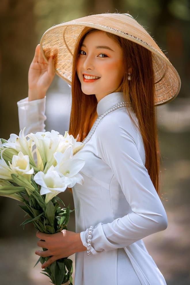 Á khôi tài sắc: Cùng ngắm nhìn hình ảnh của á khôi tài sắc Việt Nam trong trang phục đẹp nhất và vẻ đẹp tuyệt vời của họ. Khám phá sức hút và vẻ đẹp quyến rũ của các Á khôi tài sắc trong các khung hình tuyệt đẹp, đánh dấu với thời gian.