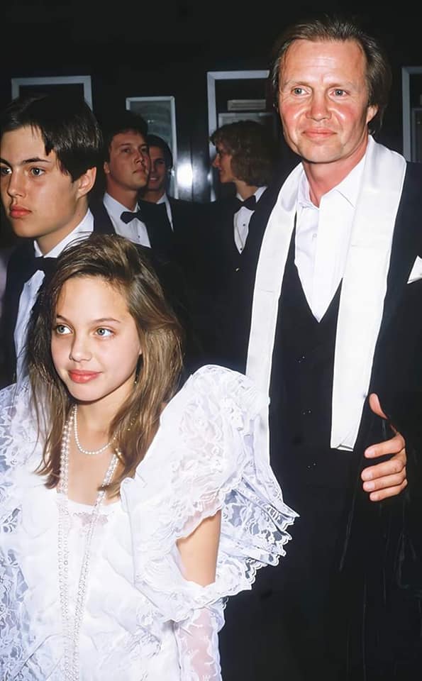 Loạt ảnh thời bé đến thiếu nữ của Angelina Jolie gây sốt trở lại, nhan sắc của đại mỹ nhân Hollywood trong quá khứ có gì mà hot vậy? - Hình 1