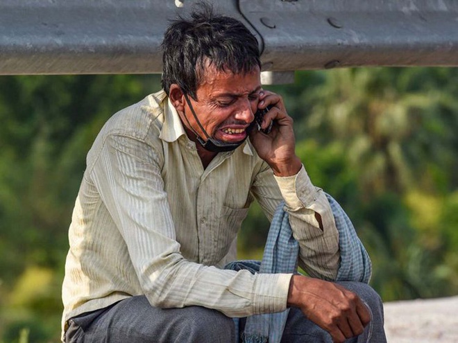 Bức ảnh này có thể khiến bạn cảm thấy buồn khi nhìn thấy người đàn ông bật khóc khi mất đi con trai của mình tại Ấn Độ. Nhưng đằng sau nó lại có một câu chuyện rung động về tình yêu thương và đau khổ. Hãy xem qua bức ảnh này để hiểu thêm về câu chuyện và tình cảm của người đàn ông.
