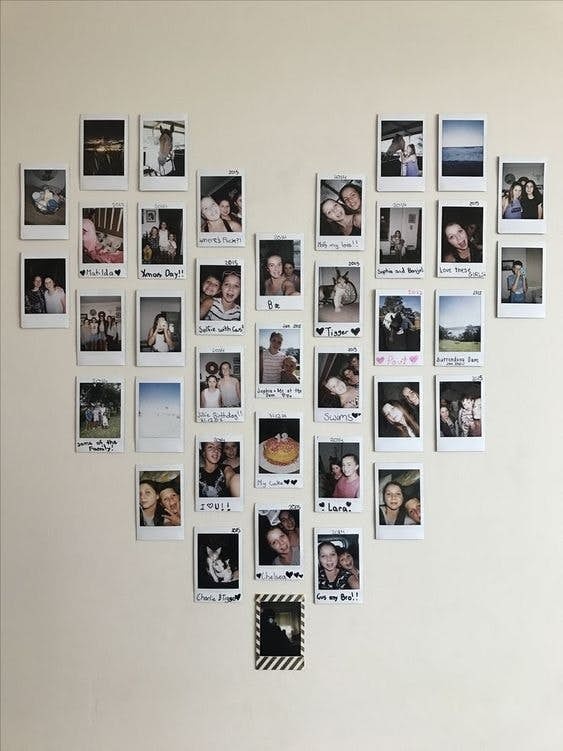 Trang trí phòng ảnh Polaroid thật sự tuyệt vời, giúp bạn lưu giữ những kỷ niệm và chia sẻ cùng bạn bè. Nhấn vào hình ảnh để xem những ý tưởng để trang trí phòng ảnh Polaroid và tạo ra không gian sống động, tươi mới.