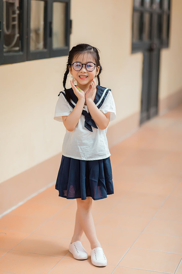 Bé gái 6 tuổi nhí nhảnh, dễ thương với bộ ảnh đồng phục học - \