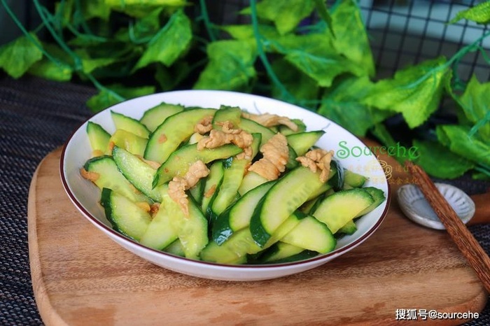 3 phút làm món thịt heo xào dưa chuột lạ miệng, thanh nhẹ cho bà nội trợ bận rộn - Hình 1