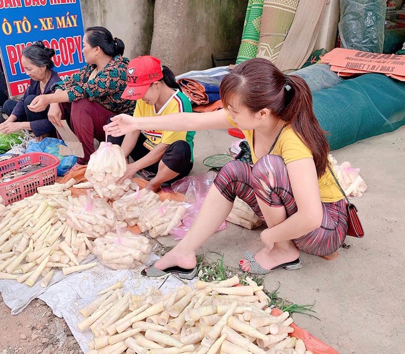 Ai mà ngờ cô gái bán măng ở chợ trời lại có body bốc lửa, xinh đẹp như thế này! - Hình 1