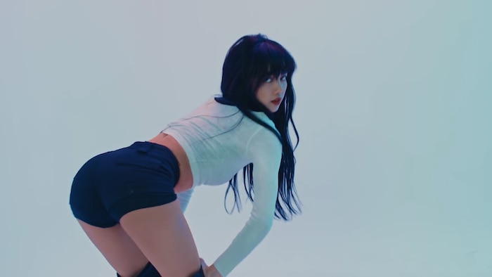 Ảnh gợi cảm của Lisa (Blackpink) trở thành meme trên toàn thế giới, Knet phản ứng gay gắt - Hình 7