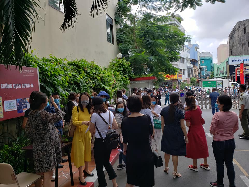 Bức xúc với chính sách thu học phí mùa dịch, phụ huynh đồng loạt kéo đến trường Quốc tế Việt Úc phản đối - Hình 2