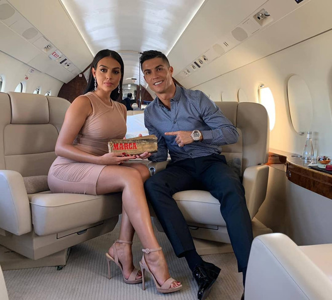 Chuyên cơ 580 tỉ đồng đưa siêu sao Ronaldo về Ý hội quân Juventus - Hình 2