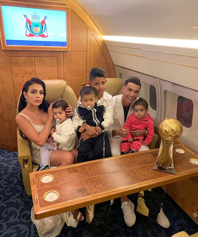 Chuyên cơ 580 tỉ đồng đưa siêu sao Ronaldo về Ý hội quân Juventus - Hình 3