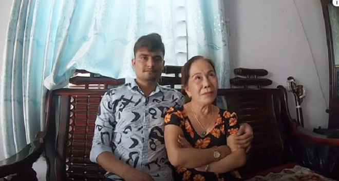 Chuyện tình cô dâu Việt 65 tuổi và chàng ngoại quốc 24 tuổi: Người chúc phúc, kẻ hoài nghi - Hình 1